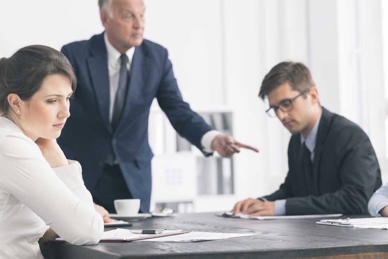 Angespannte Besprechung zwischen drei Personen