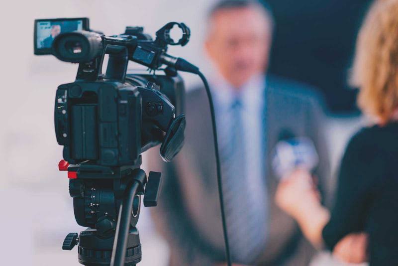 Kamera und Mikrofone bei einem Medieninterview