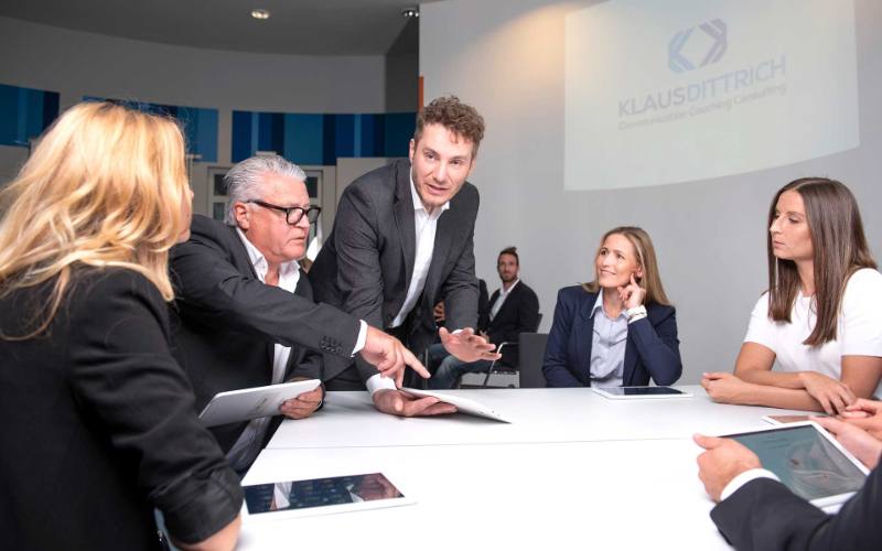 Klaus Dittrich im Gespräch mit einer Gruppe am Besprechungstisch